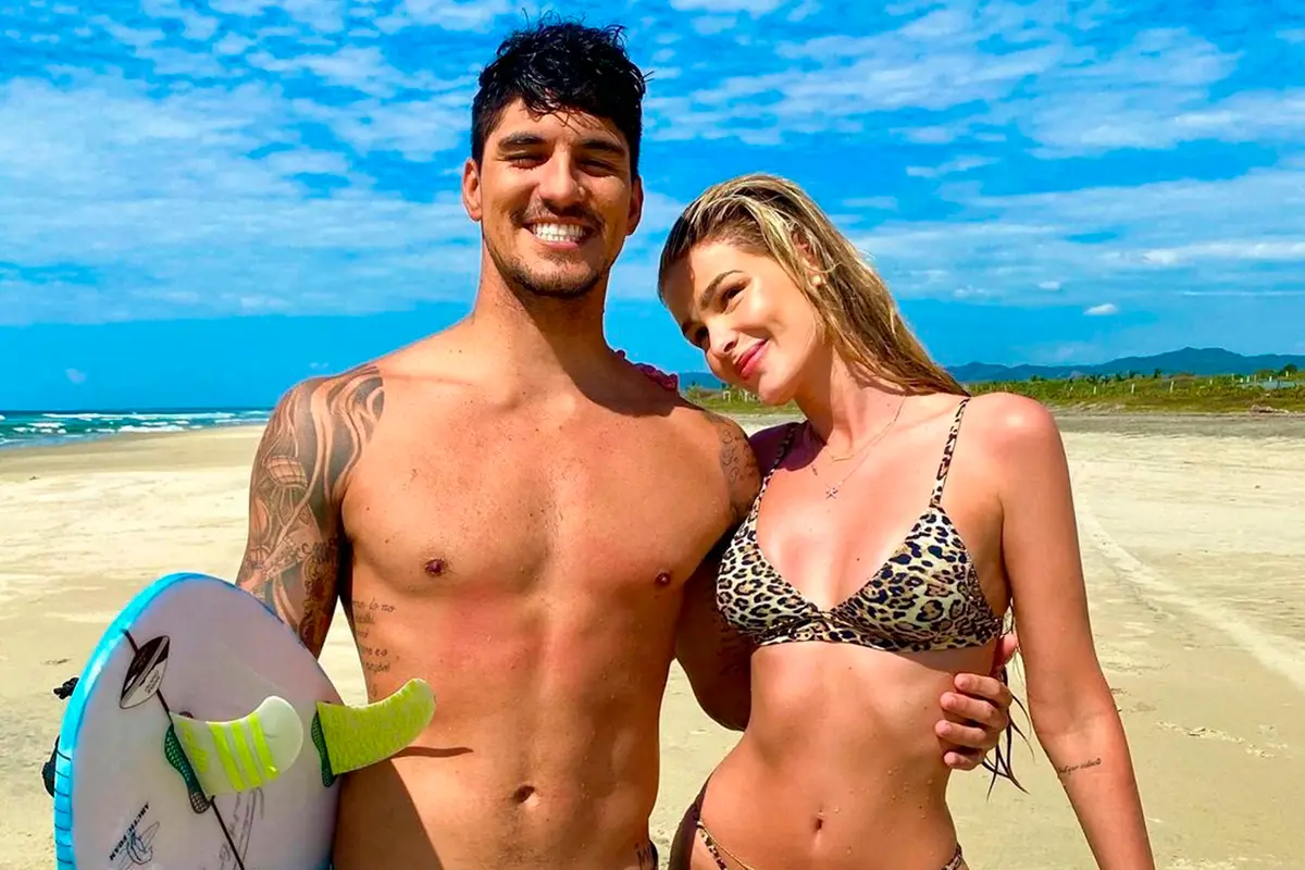 Gabriel Medina e Yasmin Brunet oficializaram o relacionamento