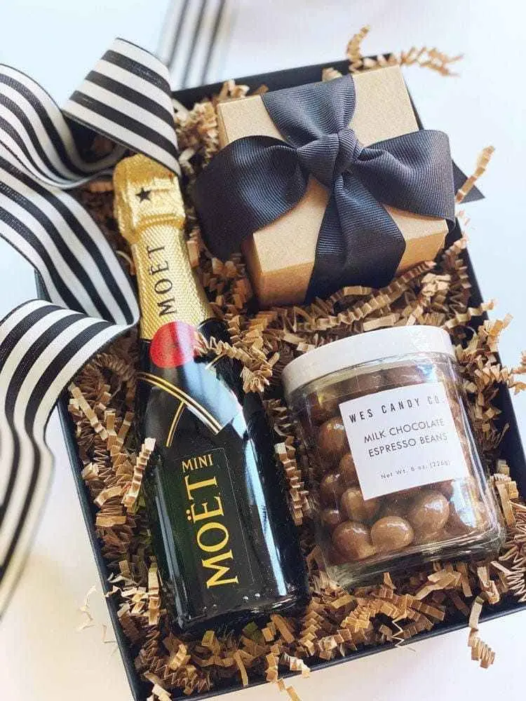 mini cesta de Natal com champanhe, presente e bombons 