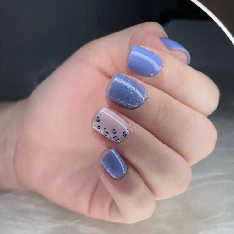 unhas curtas quadradas em azul e animal print