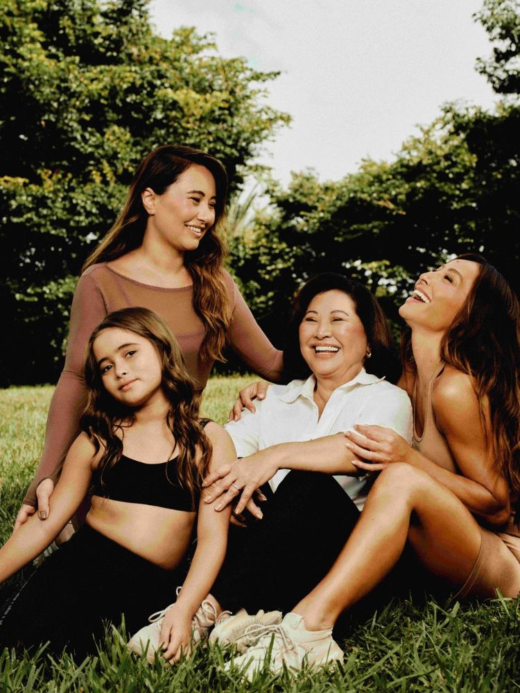 Foto de Karina, Manu, Dona Kika e Sabrina Sato em campanha de Dia das Mães da Alto Giro
