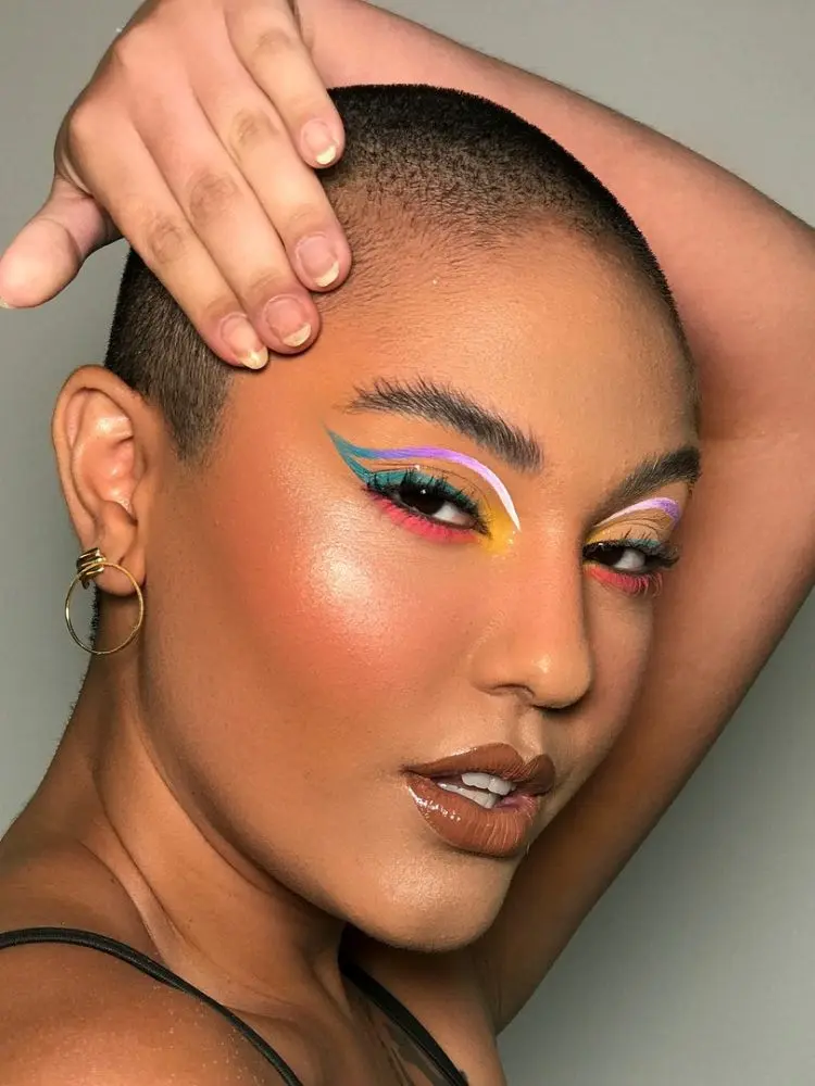 Mulher de pele negra usando delineado gráfico colorido neon