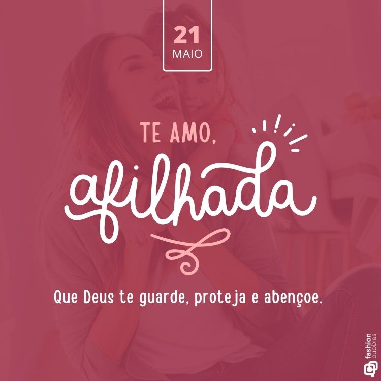 Uma mulher sorri enquanto segura uma criança feliz em um abraço carinhoso, transmitindo amor e alegria. Com o fundo rosado, o texto destaca "Te amo, afilhada" e a data "21 de maio", celebrando o Dia do Afilhado.