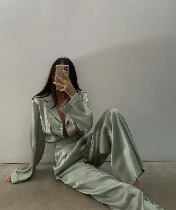 Looks de ano novo: Conjunto acetinado camisa e calça