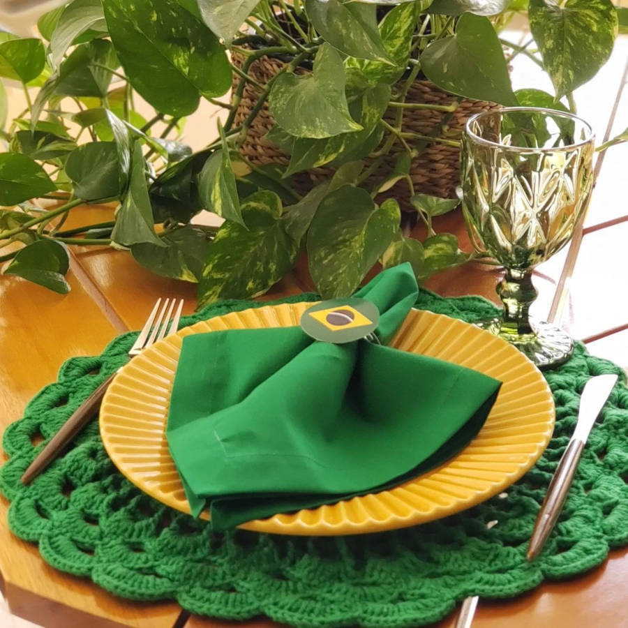 Mesa com decoração para a copa em verde e amarelo.