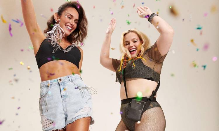 Mulheres com fantasia de Carnaval 2023.
