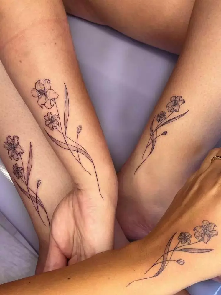 Opção de tatuagem de amigas