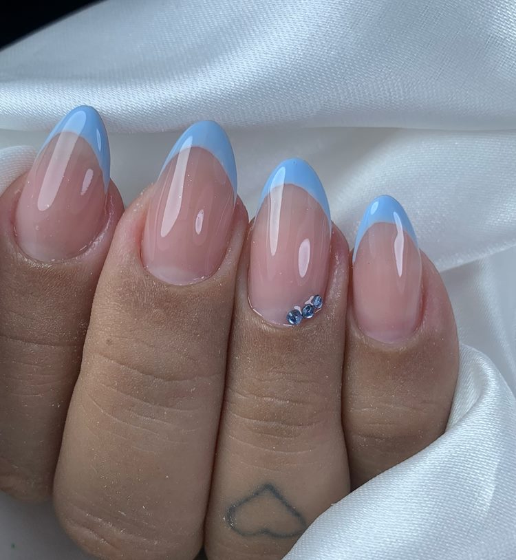 Unhas decoradas em tons de azul com Francesinha e pedraria