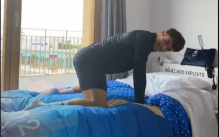 Atleta testando cama antissexo