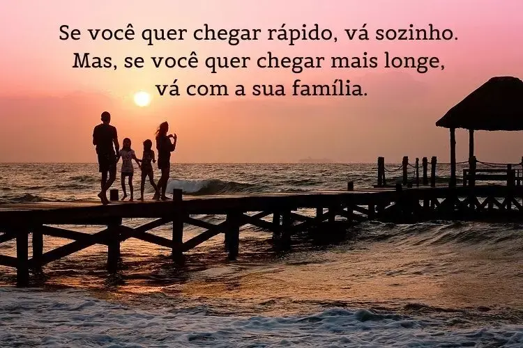 foto de família no pôr do sol com frases de viagem