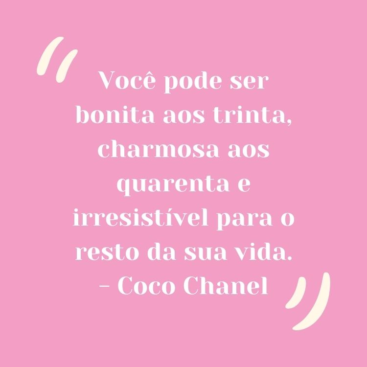 Fundo rosa com frase "Você pode ser bonita aos trinta, charmosa aos quarenta e irresistível para o resto da sua vida.” - Coco Chanel em branco