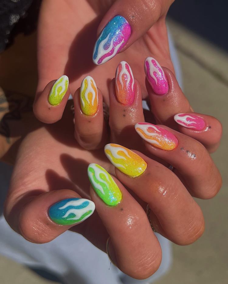 Unha para Carnaval colorida com glitter e foguinho branco