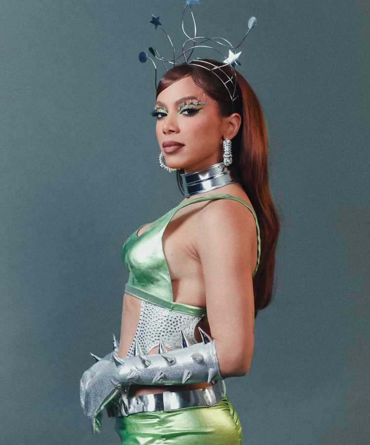 Anitta fantasiada de Barbarella.