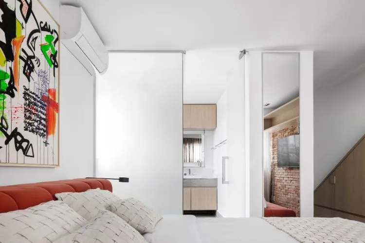 Quarto de casal do apartamento decorado com parede de escalada