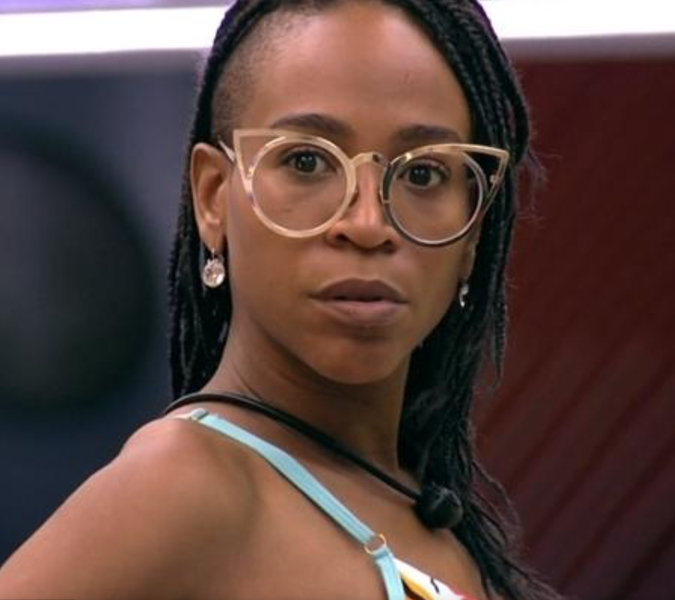 Na foto, aparece Karol Conká no BBB. Sua expressão é séria e de preocupação.
