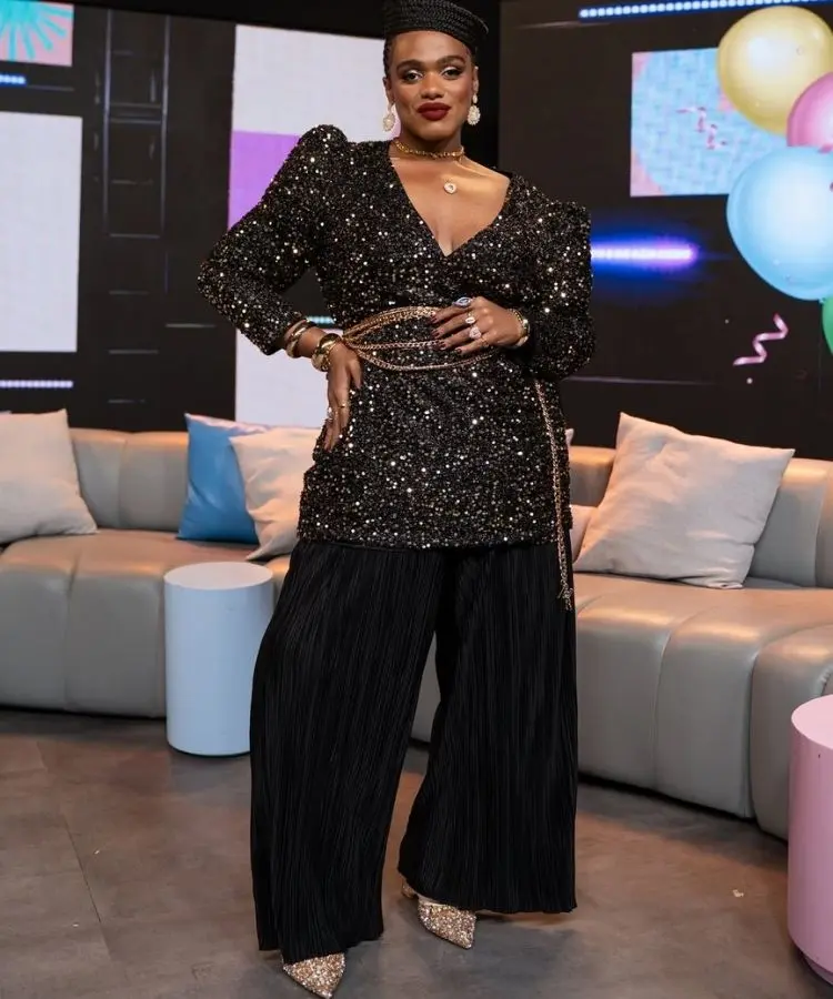 Foto de Bárbara Bielo Pereira, uma das influenciadoras negras de moda, usando blusa de paetês e calça pantalona pretas