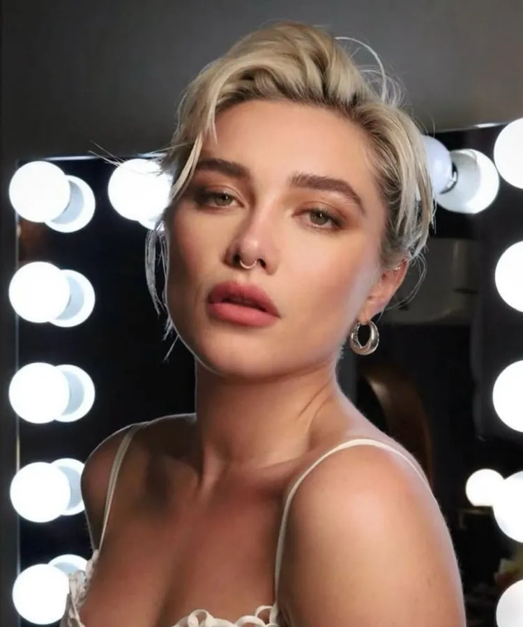 Foto do power pixie de Florence Pugh, um dos cortes de cabelo curtinho que são tendência