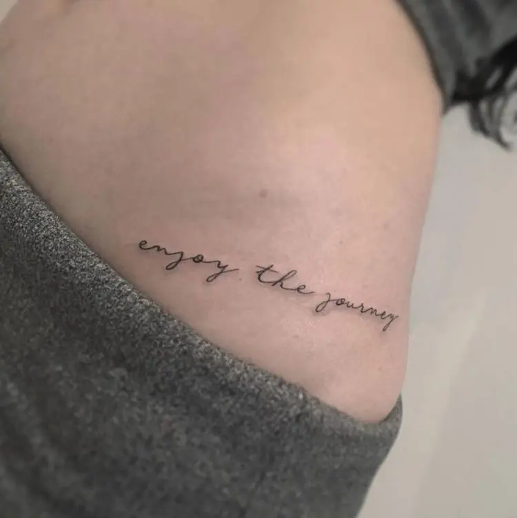 Tatuagem delicada na cintura