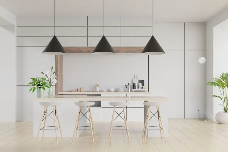Cozinha com ilha em cores neutras, luminárias retas e decoração minimalista