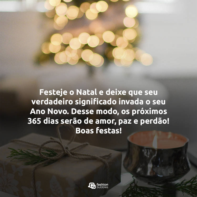 Mesa com presente, vela e frase: Festeje o Natal e deixe que seu verdadeiro significado invada o seu Ano Novo. Desse modo, os próximos 365 dias serão de amor, paz e perdão! Boas festas!