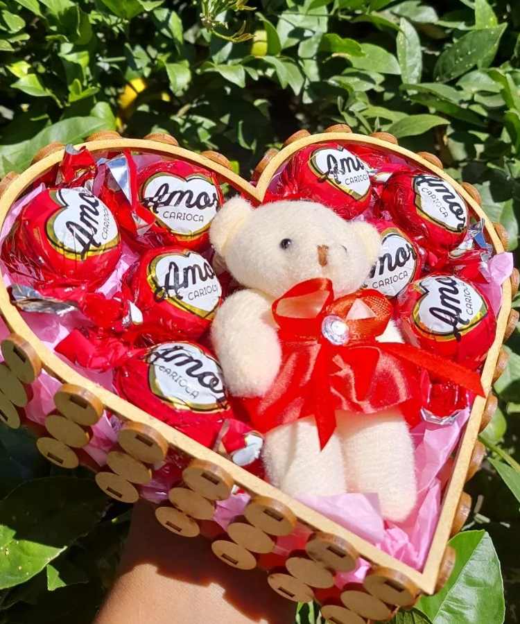 Cesta em formato de coração com bombons e ursinho de pelúcia