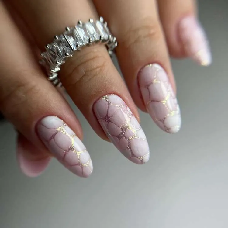Unha almond decorada nas cores: branco, glitter. Desenho de: pedras.