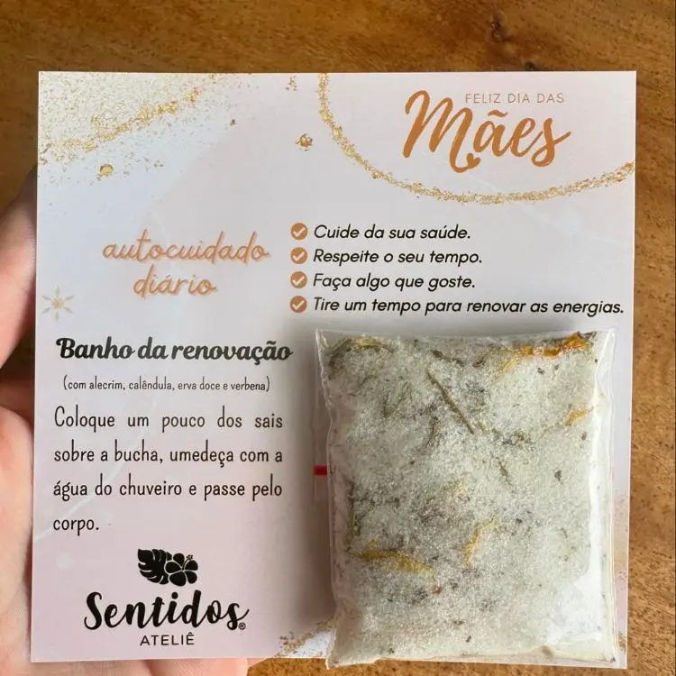 Cartão de autocuidado para dia das mães com pacote de sais de banho 