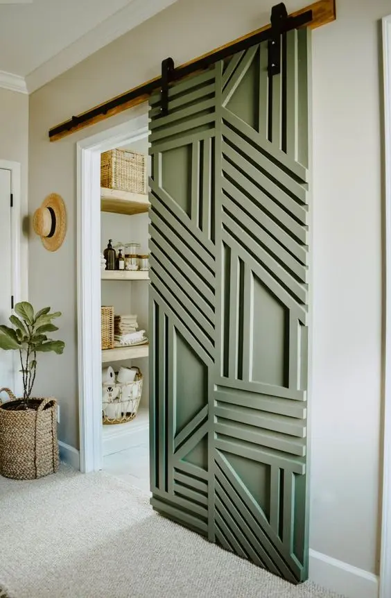 Hall com porta de correr verde, vaso e banheiro ao fundo