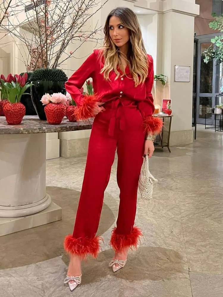 Mulher veste camisa e calça como sugestão de roupa vermelha para Natal