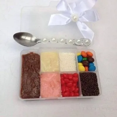 dia das maes presentes: caixinha com divisórias com brigadeiro e vários confeitos