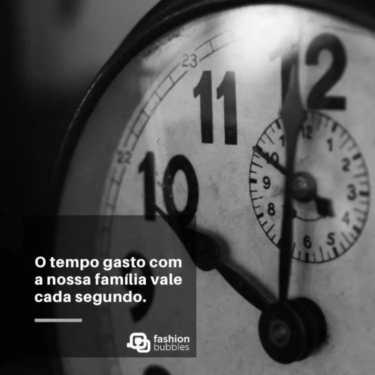 Mensagem sobre o tempo com a família, sobre foto de um relógio Mensagem sorbe o tempo