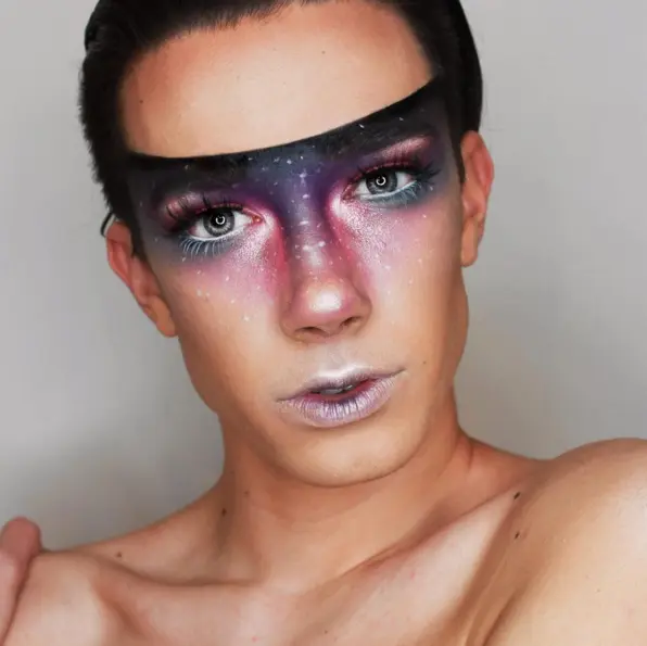 James Charles com maquiagem preta e roxa