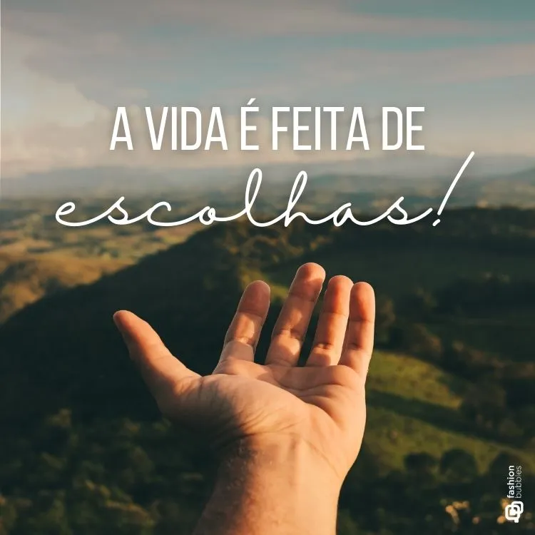 Frase para refletir escrita em fundo com mão diante a vista para montanhas
