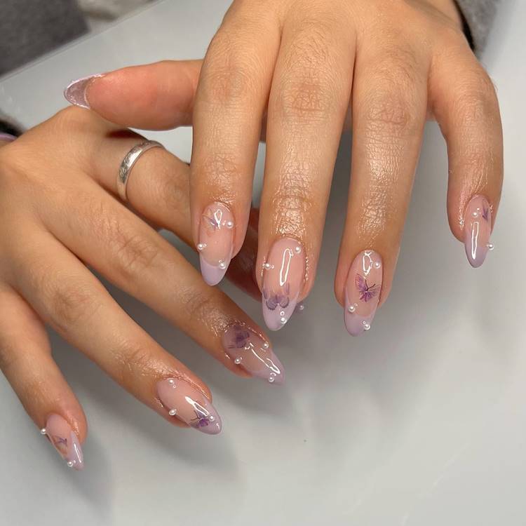 Foto de unhas decoradas com pérolas.