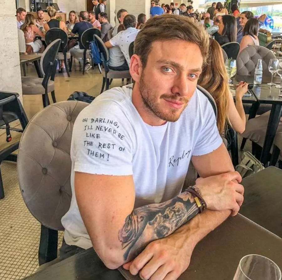 Foto das tatuagens no braço de Vini Buttel de A Fazenda