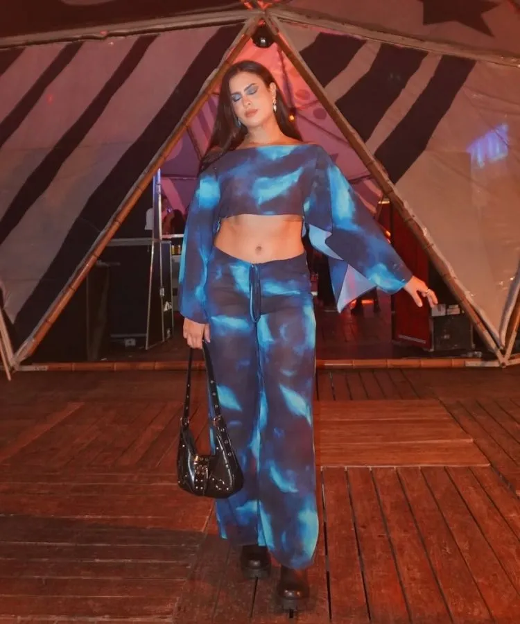 Look para o Lollapalooza 2026 de Hana Khalil foi um conjunto estampado