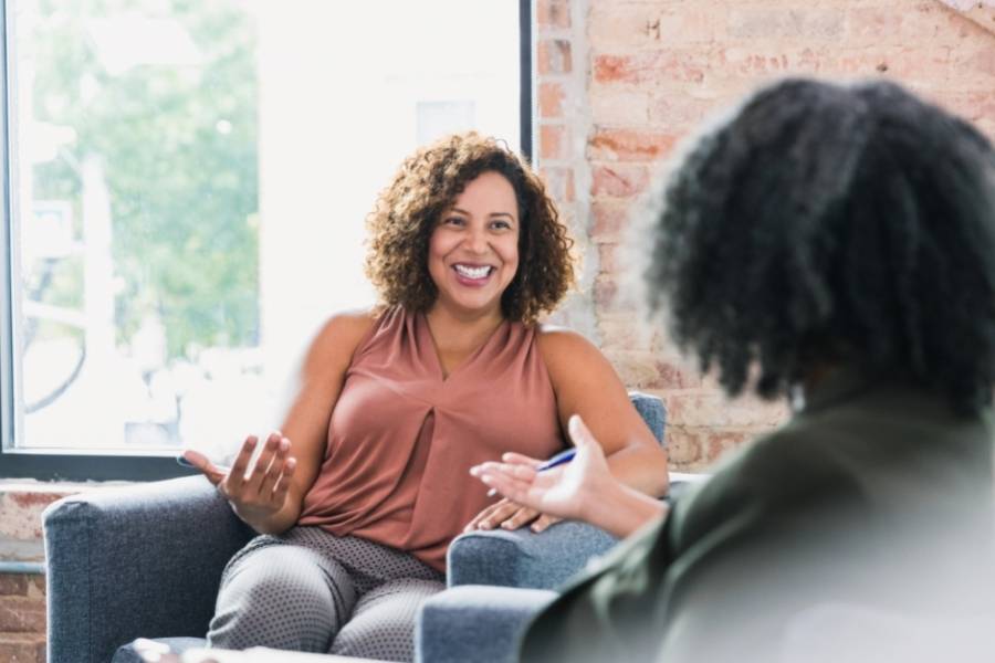 Duas mulheres conversando sendo que uma tem borderline.