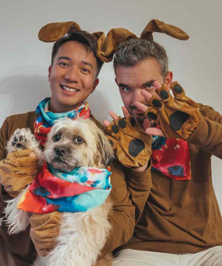 Fantasia de casal para o Halloween: Pets cachorro. Dois homens de pele clara fantasiados de cachorro caramelo 
