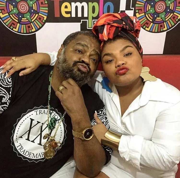 Arlindo Cruz, antes de sofrer AVC, com a filha Flora, abraçados