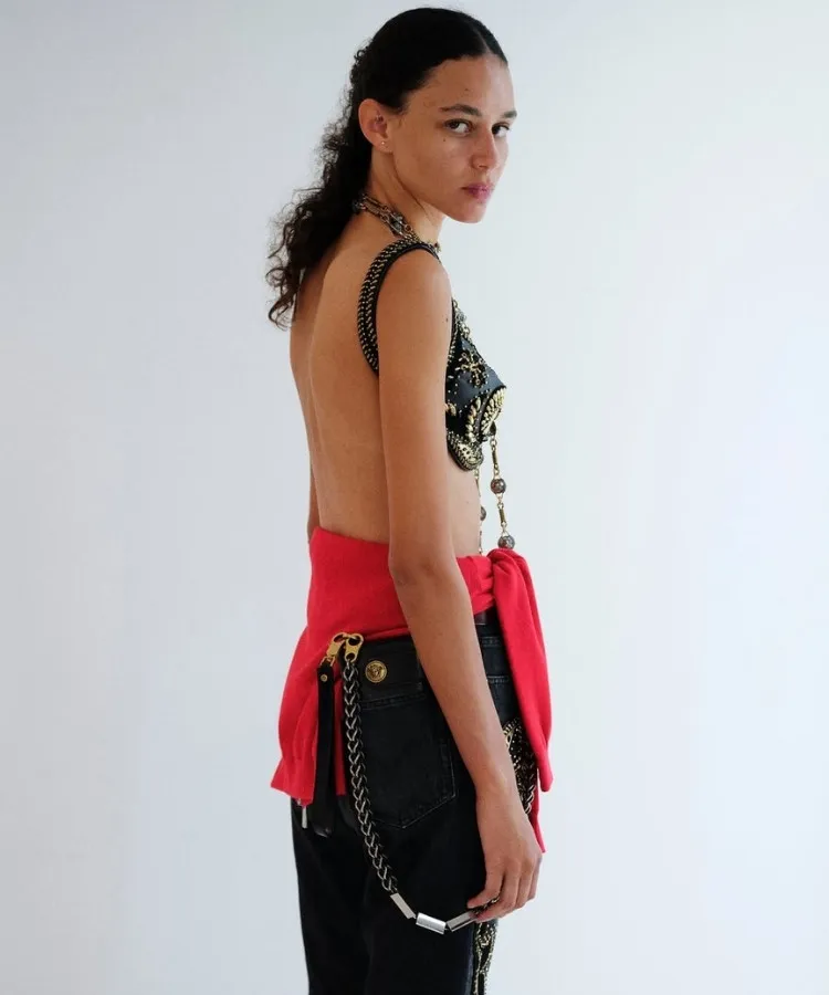 Foto de modelo durante desfile da Versace na Semana de Moda de Milão SS26