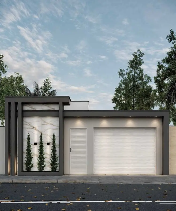 Fachada moderna com design clean. Estrutura retangular em tons neutros, portão e porta brancos ripados. Área decorativa com revestimento marmorizado, moldura preta e três ciprestes verdes. Iluminação embutida e céu azul com nuvens, emoldurando árvores altas ao fundo.