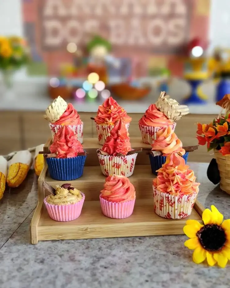 Cupcakes de São João, com mini chapéu de palha