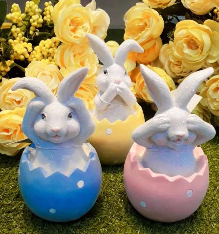 3 coelho de porcelana, um com as mãos na orelha, outro nos olhos e outro na boca.