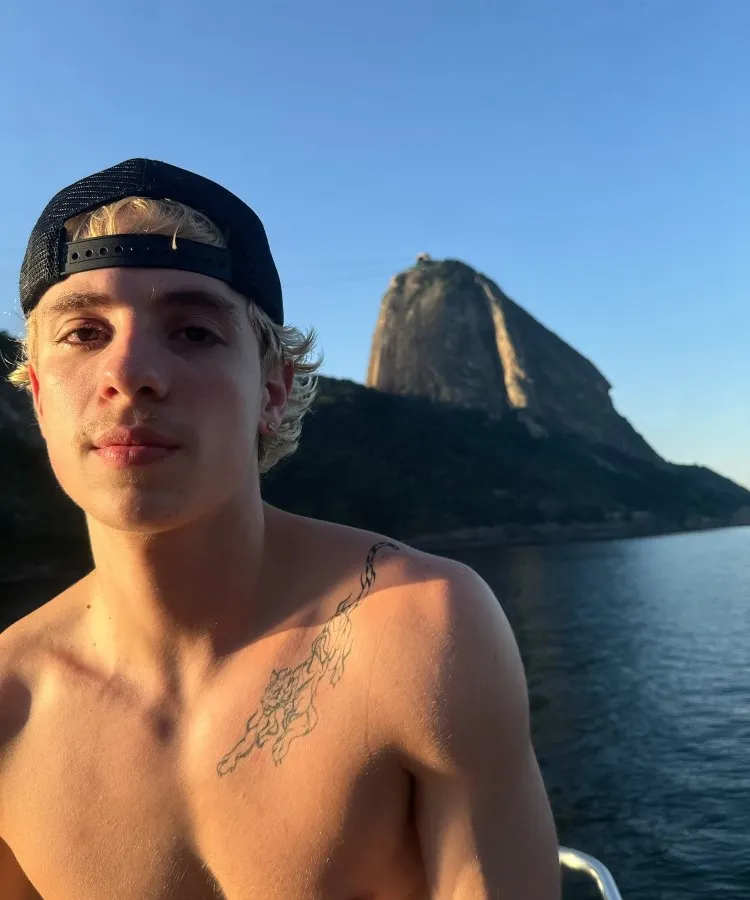 O influencer em embarcação no mar com vista para o pão de açúcar, no RJ