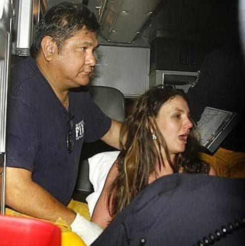 Britney em surto sendo internada