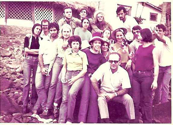 Ana Maria Braga com sua turma na faculdade de biologia - Reprodução