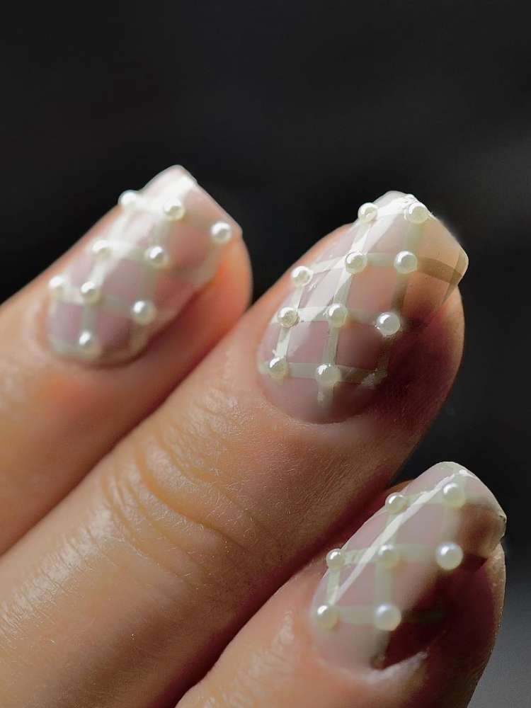 Opção de unhas com pérolas