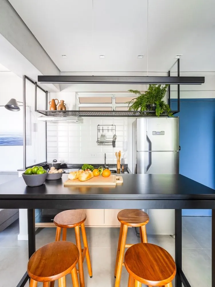 Foto de cozinha de kitnet de 33 m² decorada com marcenaria planejada
