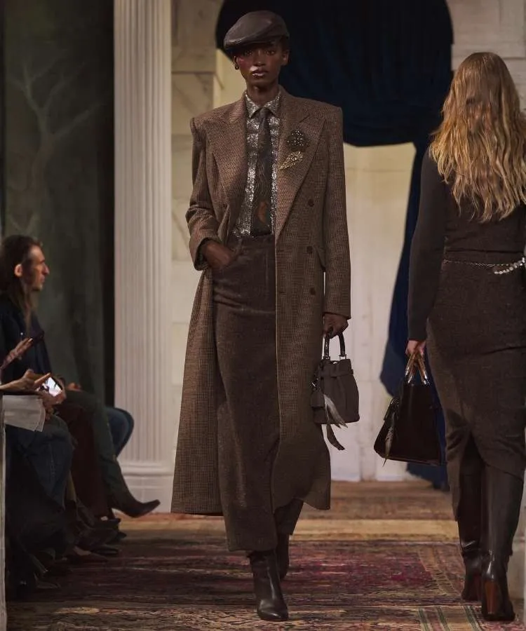 Foto de modelo usando look marrom, uma das tendências da NYFW Outono Inverno 2026