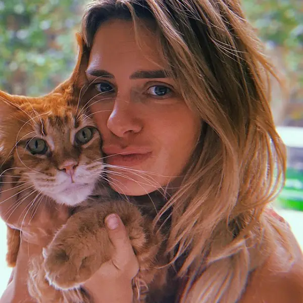 Carolina Dieckmann abraçada com gato laranja