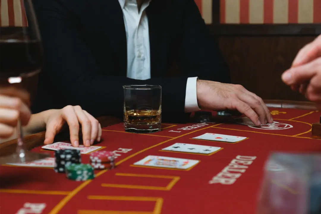 Imagem de um empresário viciado em jogo.